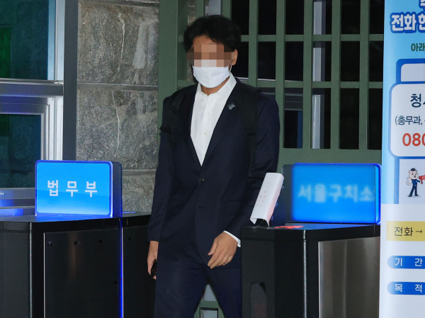 성남도시개발공사 전략사업실장을 지낸 정민용 변호사가 지난 11월4일 오전 경기 의왕시 서울구치소를 나서고 있다. / 사진=연합뉴스