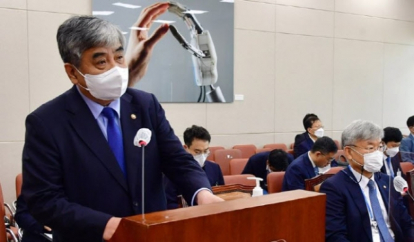 한상혁 방송통신위원회 위원장이 지난 10월 국회 국정감사에서 발언하는 모습 / 사진 = 연합뉴스