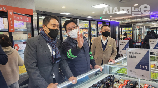 강성현 대표가 신선식품 코너를 둘러보고 있다. / 사진=한다원 기자