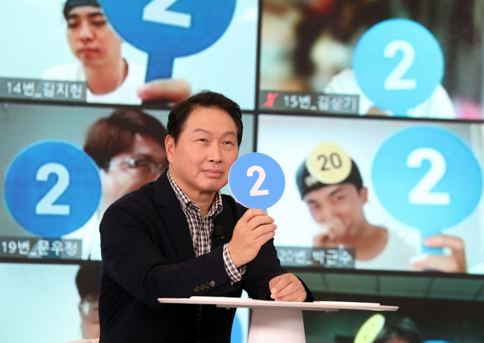 최태원 SK그룹 회장이 지난 8월 26일 경기도 이천 SKMS연구소에서 열린 '이천포럼 2021' 퀴즈 이벤트에서 구성원들과 퀴즈를 풀고 있다. / 사진=SK