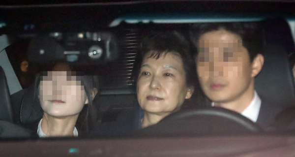 지난 2017년 3월 31일 구속영장이 발부된 박근혜 전 대통령이 서울구치소에 수감되기 위해 검찰 차량을 타고 서초동 서울중앙지검을 나서고 있는 모습. / 사진=연합뉴스