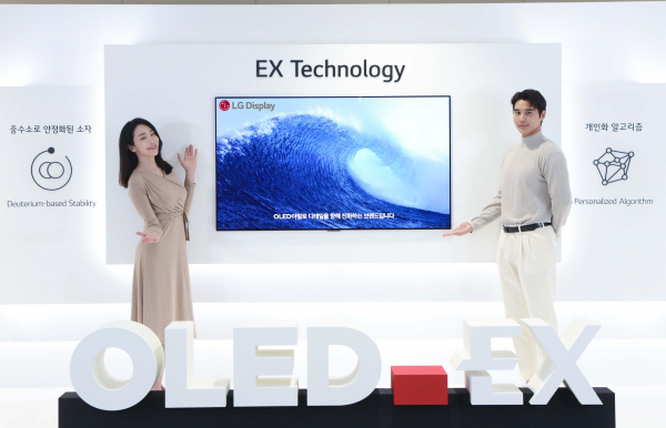 LG디스플레이 모델이 차세대 TV 패널 'OLED.EX'를 소개하고 있다. /사진=LG디스플레이