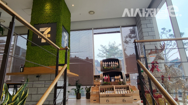 세븐일레븐 KT강남점 2층 와인스튜디오로 올라가는 모습. / 사진=한다원 기자