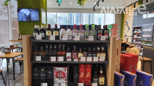 와인스튜디오에서는 와인 외에도 사케, 전통주 등을 판매하고 있다. / 사진=한다원 기자