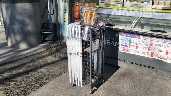 편의점에서 판매하는 6000원대 비닐우산. / 사진=한다원 기자