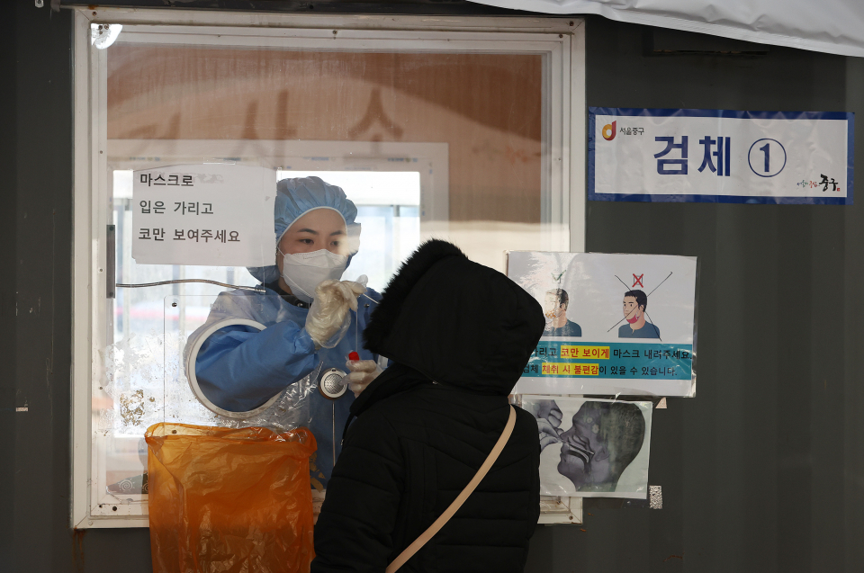 2022년 임인년(壬寅年) 첫날인 1일 오전 서울 중구 서울역 광장에 마련된 코로나19 임시선별검사소에서 의료진이 검체를 채취하고 있다./사진=연합뉴스