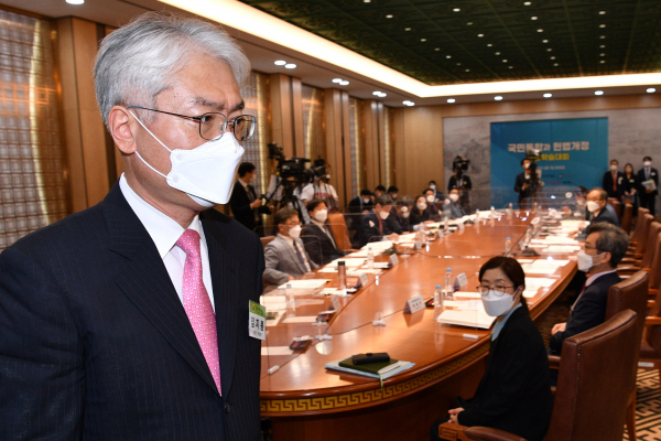 지난해 6월1일 서울 여의도 국회에서 열린 '국민통합과 헌법개정' 공동학술대회에서 임지봉 한국헌법학회장이 개회사를 위해 연단으로 이동하고 있다. / 사진=연합뉴스