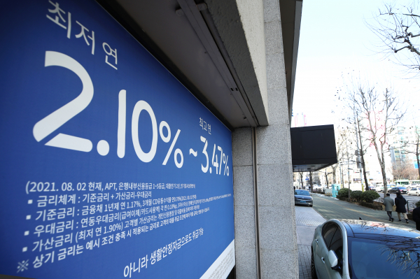 가계대출 가운데 변동금리 비율이 8년 만에 최고 수준까지 치솟은 상황이다.