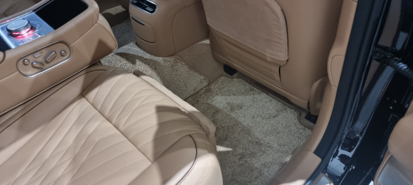 뒷좌석 바닥 모습. / 사진=박성수 기자