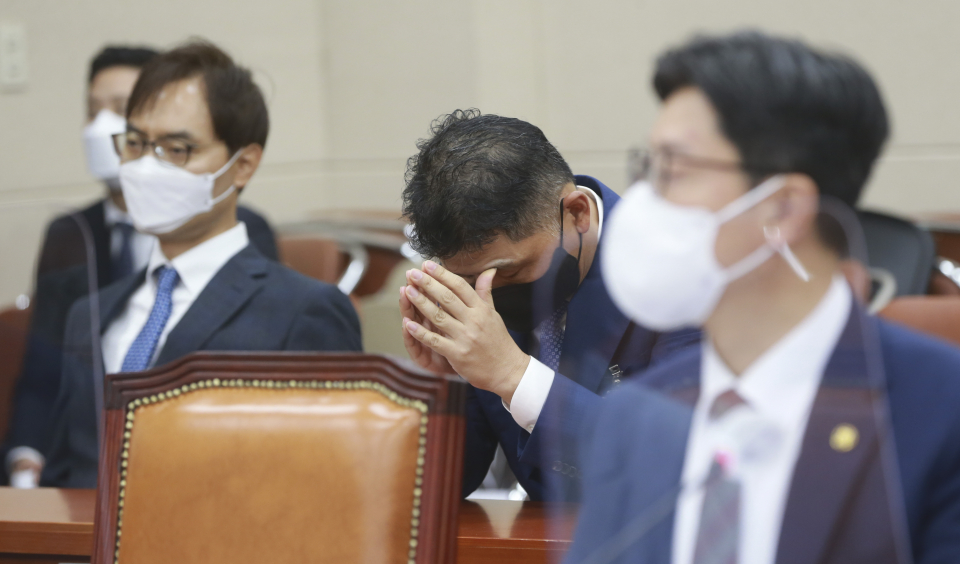 김범수 카카오 의장이(가운데) 5일 오후 서울 여의도 국회에서 열린 정무위원회의 공정거래위원회·한국소비자원·한국공정거래조정원에 대한 국정감사에 증인으로 출석해 고개를 숙이고 있다. / 사진=연합뉴스