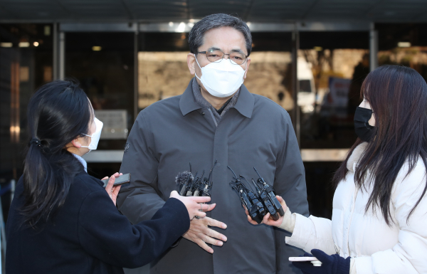 대장동 개발업자들에게 도움을 주고 아들을 통해 50억원의 금품을 받았다는 의혹이 제기된 곽상도 전 국민의힘 의원이 지난달 1일 오전 서울 서초구 서울중앙지법에서 열린 구속 전 피의자 심문(영장실질심사)을 마치고 취재에 응하고있다. / 연합뉴스