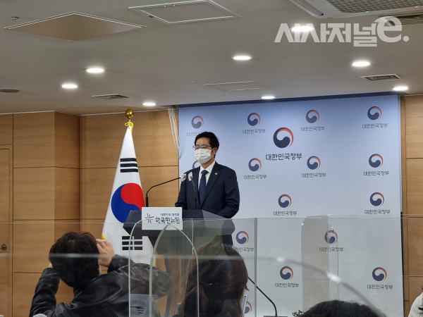 조경식 과학기술정보통신부 제2차관이 29일 정부서울청사에서 'KT 통신 장애 사고' 관련 긴급 브리핑을 진행하고 있다. / 사진 = 김용수 기자