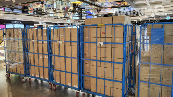 중국 대리구매상들이 시내면세점에서 대량구매하고 있다. / 사진=한다원 기자