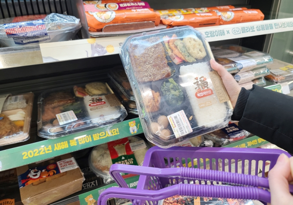 CU에서 소비자가 도시락을 구매하고 있다. / 사진=BGF리테일