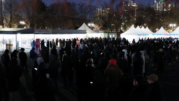 6일 오후 서울 송파구 잠실종합운동장 '서울시 코로나19 검사소'에서 시민들이 검사를 받기 위해 줄을 서 대기하고 있다. / 사진=연합뉴스