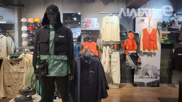 강남역 뉴발란스 매장. 최근 출시한 아웃도어 라인이 매장 한 켠에 진열돼 있다. / 사진=한다원 기자