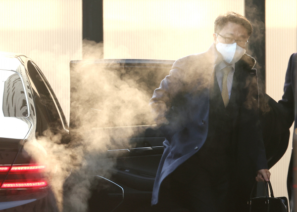 김진욱 공수처장이 지난달 26일 정부과천청사 내 공수처로 출근하고 있다. / 사진=연합뉴스