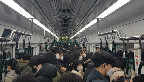 10일 오전 서울 지하철 내부. 출근길 시민들로 가득차 있다. / 사진=최성근 기자