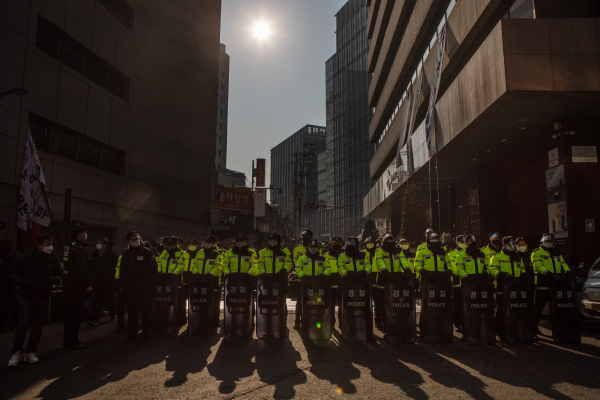 11일 서울 중구 CJ대한통운 본사에서 경찰이 대기하고 있다. / 사진=연합뉴스