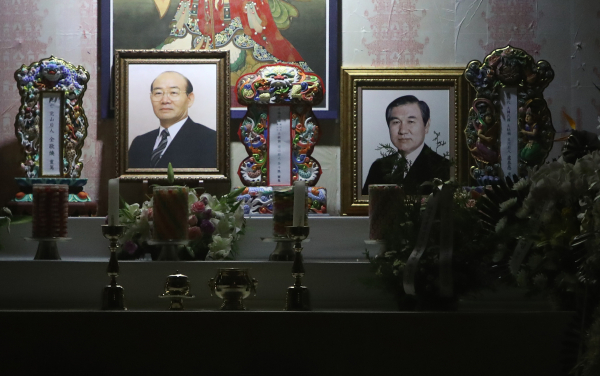 지난해 11월29일 대구 팔공산 동화사 대불전에 전두환과 노태우 전 대통령의 영정이 나란히 놓여 있다. / 사진=연합뉴스