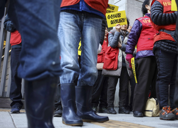(서울=연합뉴스) 윤동진 기자 = 1일 오전 서초구 서울중앙지법 앞에서 민주노련노량진수산시장 현대화비상대책총연합회원들이 '수협중앙회의 폭압적인 노량진수산시장현대화사업과 상인 손해배상소송 강제 경매규탄 및 사법거래규탄 기자회견'을 하고 있다. 2018.11.1