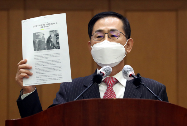 23일 오후 서울 서초구 대법원 대회의실에서 조재연 대법관이 긴급 기자회견을 하고 있다. 이날 조 대법관은 최근 언론 보도를 통해 대장동 녹취록 속에 등장하는 '그분'으로 지목되면서 관련 의혹을 해명하기 위해 기자회견을 자청했다. / 사진=연합뉴스