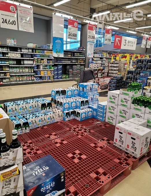 서울 한 대형마트 일부 소주 물량이 동났다. / 사진=커뮤니티 캡처