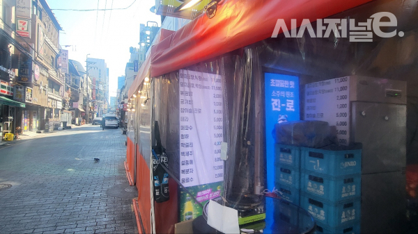 서울 강남구 한 음식점이 소주 한 병을 5000원에 판매하고 있다. / 사진=한다원 기자