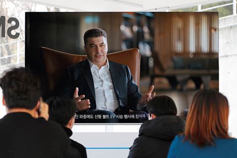 카젬 카허 한국GM 사장이 영상 메시지를 전하는 모습 / 사진=한국GM