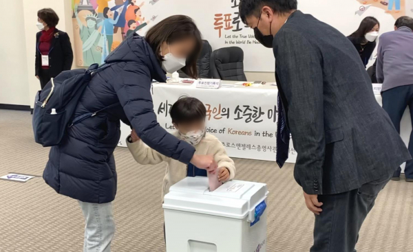 23일(현지시간) 한 유권자가 아이와 함께 LA 총영사관 투표소를 찾아 제20대 대선 재외투표를 하고 있다. / 사진=연합뉴스