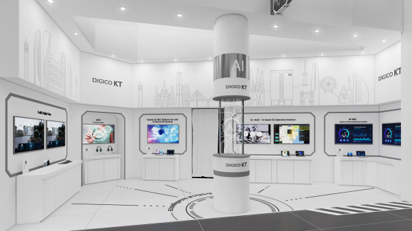 현지 도우미들이 KT 전시관에서 AI 방역로봇, 리얼댄스, AIoT 전동 휠체어 등 KT의 AI,  로봇 서비스를 소개하고 있다. / 사진 = KT