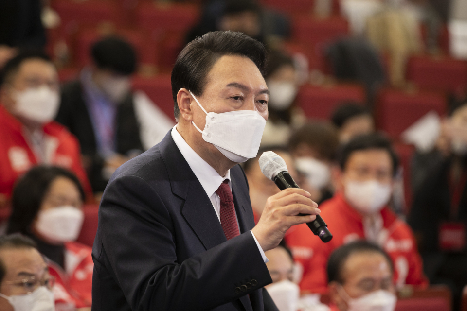 윤석열 제20대 대통령 당선인이 10일 새벽 서울 여의도 국회도서관에 마련된 '국민의힘 제 20대 대통령선거 개표상황실'에서 당선 소감을 밝히고 있다. / 사진=연합뉴스