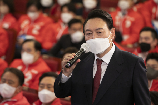 윤석열 제20대 대통령 당선인이 10일 새벽 서울 여의도 국회도서관에 마련된 '국민의힘 제 20대 대통령선거 개표상황실'에서 당선 소감을 밝히고 있다. / 사진 = 연합뉴스