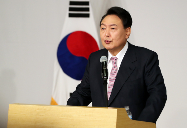 윤석열 대통령 당선인이 10일 오전 서울 여의도 국회에서 당선 인사 기자회견을 하고 있다.