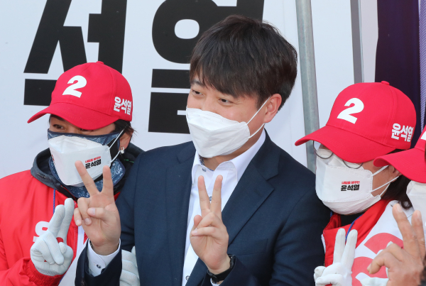 국민의힘 이준석 대표가 대선 하루전인 지난 8일 오후 광주 북구 전남대학교 후문을 찾아 유세하고 선거운동원들과 기념사진을 찍고 있다. / 사진=연합뉴스