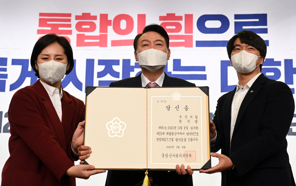 윤석열 대통령 당선인이 10일 오후 국회 도서관에서 열린 국민의힘 선대본부 해단식에서 청년 보좌역들로부터 당선증을 전달받고 있다./사진=연하뷴스