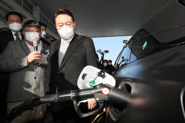 작년 12월 22일 윤석열 당시 국민의힘 대선후보가 전북 완주군 수소특화 국가산업단지 내 수소충전소를 방문했다. /사진=연합뉴스