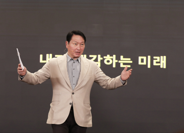 최태원 SK회장이 11일 서울 중구 SK텔레콤 본사 수펙스홀에서 열린 타운홀 미팅에서 발언하고 있다. / 사진 = SK텔레콤