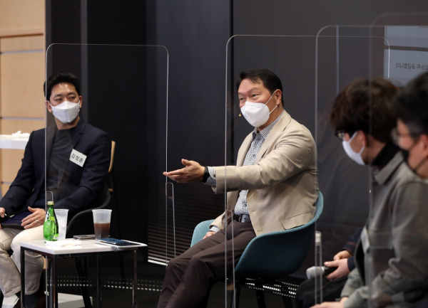 최태원 SK회장이 11일 서울 을지로SK텔레콤 본사 수펙스홀에서 SK텔레콤 AI관련 구성원들과 AI 사업을 중심으로 한 회사의 비전과 개선 과제 등에 대해 토론하는 모습 / 사진 = SK텔레콤