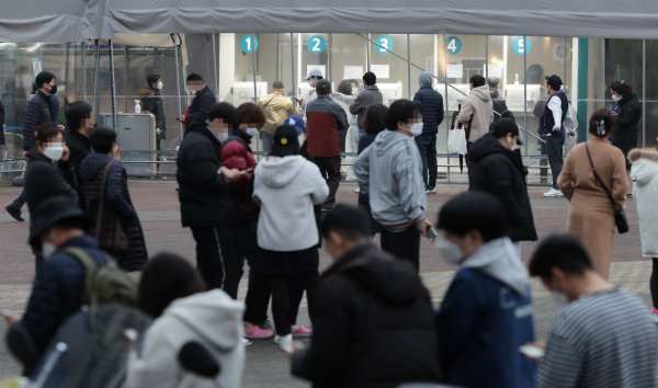 코로나19 검사를 기다리는 시민들 모습. / 사진=연합뉴스