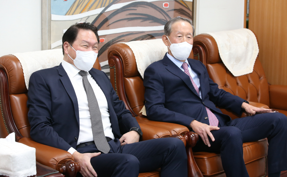 최태원 대한상의 회장(왼쪽)과 허창수 전경련 회장이 21일 서울 종로구 통의동 대통령직 인수위원회 사무실에서 열린 윤석열 대통령 당선인의 경제 6단체장 오찬 회동에 참석해 자리에 앉아 있다. / 사진=연합뉴스