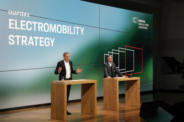 포르쉐 AG가 전동화 비전을 밝혔다. (왼쪽부터) 올리버 블루메 포르쉐 AG 이사회 회장, 루츠 메쉬케 포르쉐 AG 이사회 부회장. / 사진=포르쉐 코리아