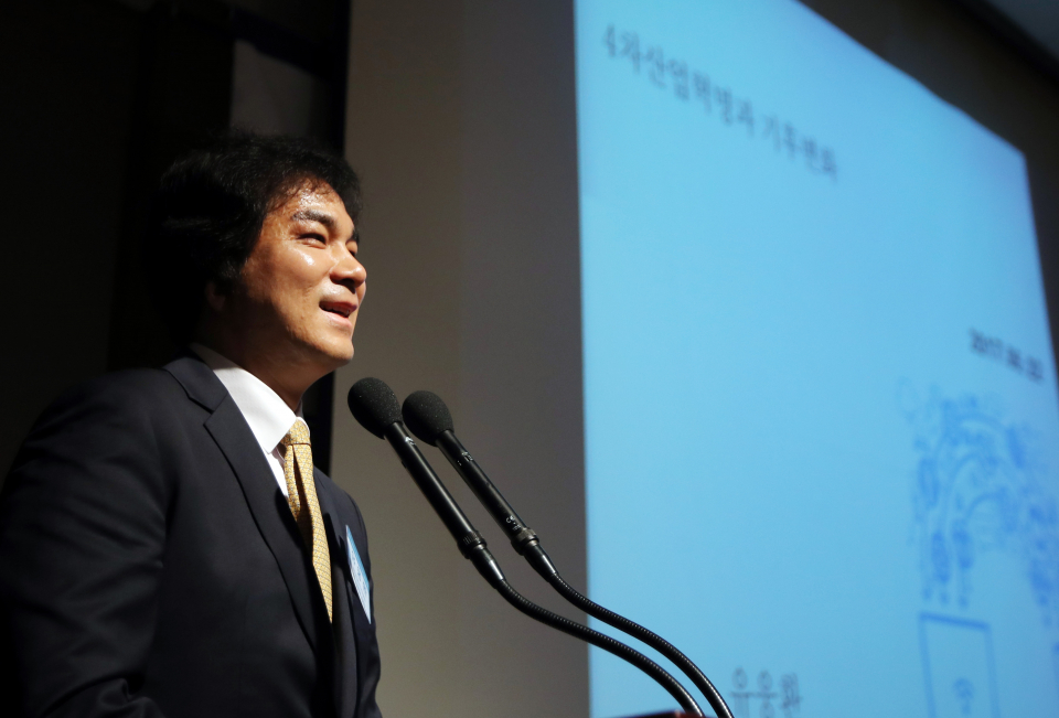 지난 2017년 6월 22일 오후 서울 프레스센터에서 열린 4차 산업혁명 시대의 지속가능한 발전 전략 세미나에서 유웅환 새로운대한민국위원회 4차 산업혁명 위원장이 기조연설하고 있다. 유 위원장은 이후 SK텔레콤으로 합류했다. / 사진=연합뉴스