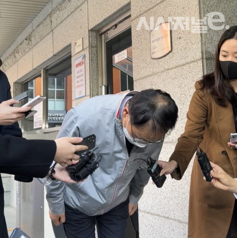 구현모 KT 대표가 지난해 10월 28일 ‘KT 혜화타워(혜화전화국)’에서 국회 과학기술정보방송통신위원회(과방위) 소속 더불어민주당 의원들과 인터넷 먹통 사고 후속대책 논의를 마친 뒤 기자들과 만나 사고에 대해 사과하고 있다. / 사진 = 김용수 기자