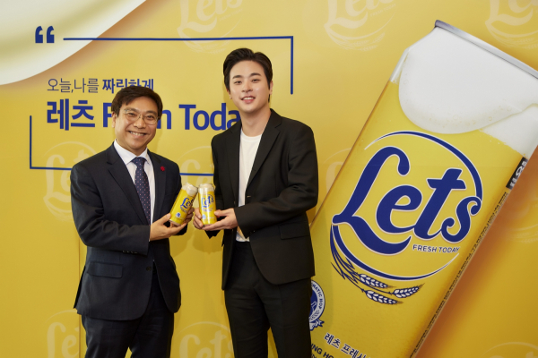 우창균 신세계L&B 대표(왼쪽)와 레츠 광고모델 박정민(오픈쪽)씨가 기념 촬영을 하고 있다. / 사진=신세계L&B