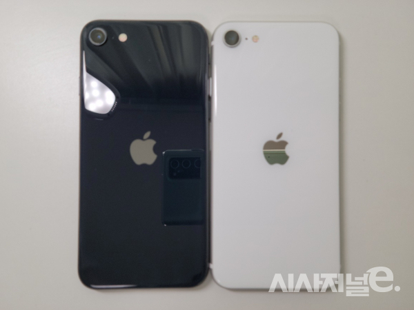 ’아이폰SE 3세대‘(왼쪽)와  ’아이폰SE 2세대‘(오른쪽)