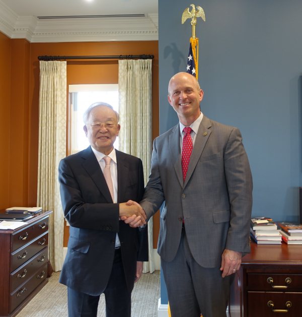 13일(현지시간) 워싱턴 DC. 헤리티지 재단에서 손경식 경총 회장(왼쪽)이 케빈 로버츠 헤리티지 재단 회장을 만나 악수하고 있다. / 사진=경총