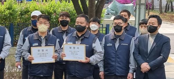 쌍용차 노조가 21일 한국거래소 앞에서 상장폐지 개선기간 연장 청원서 및 탄원서를 제출했다. / 사진=박성수 기자