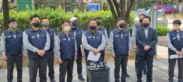 선목래 쌍용차 노조 위원장은 이날 기자회견을 열고 쌍용차 재매각을 위해선 상장 유지가 절대적인 조건이라고 강조했다. / 사진=박성수 기자