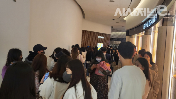 22일 오전 10시, 까르띠에를 구매하기 위한 소비자들. / 사진=한다원 기자